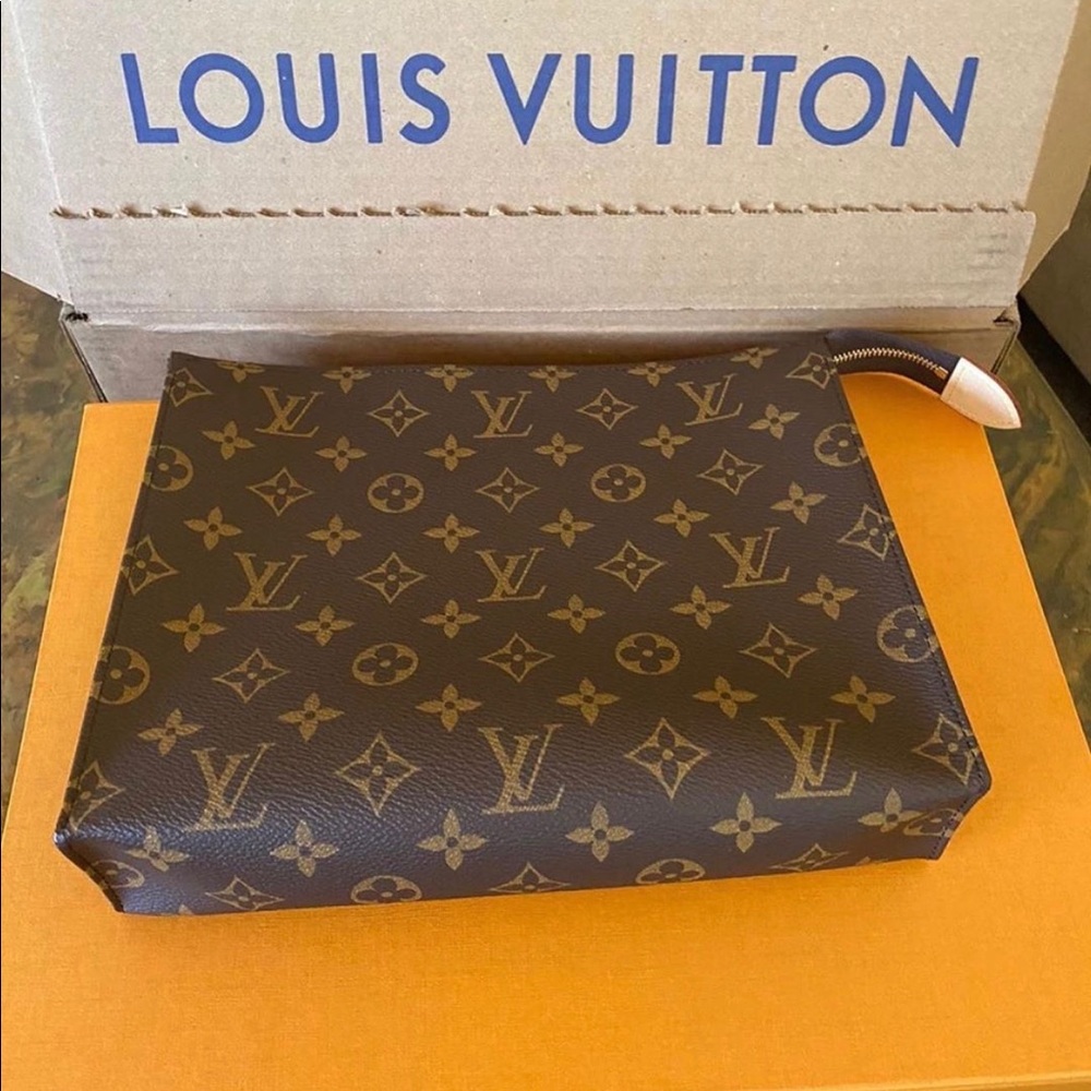 Louis Vuitton toiletry pouch 26 inches